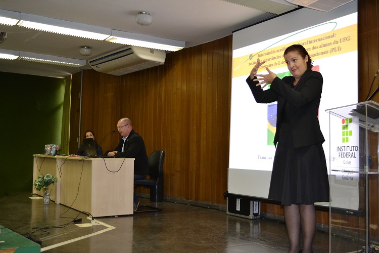 Dr. Francisco José Quaresma de Figueiredo (UFG) falou sobre a linguagem tendo como referência as experiências de intercâmbio cultural